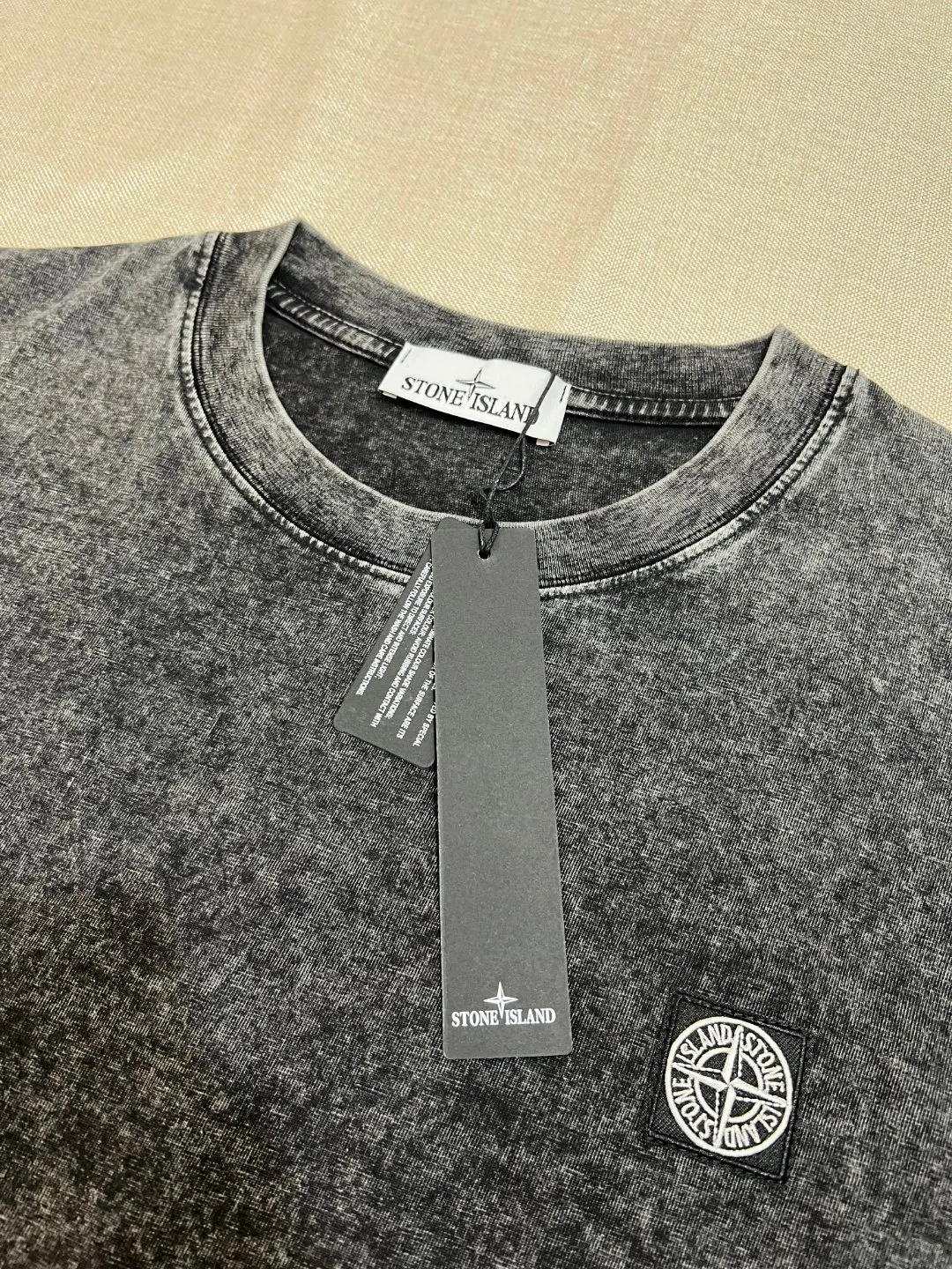 P190 STONE ISLAND Heavy industry washed 2025fw autumn and winter long-sleeved T-shirt YB embroidered small label LOGO 320g double yarn pure cotton washed and decolorized, imported machine embroidered small label embroidered letters are clean and neat, supports NFC scanning code to enter GW, YB ready-to-wear fabric collar hemming, shoulder bone and tight thread It will not deform after being worn for a long time. It has been washed with high temperature water for 4 times. The non-fading and anti-shrinking fabric is softer. The upper body has a great drape. It is comfortable and stretchable. It is a must-have item for autumn and winter outerwear wardrobes. It is the same style for men and women! Color: black, size: XS-L (maximum L can wear 210 pounds)